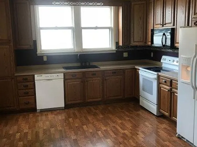 608 Norwood St — Photo 4