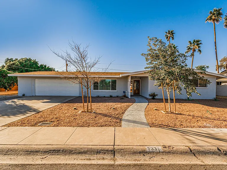 733 E Geneva Dr — Photo 1