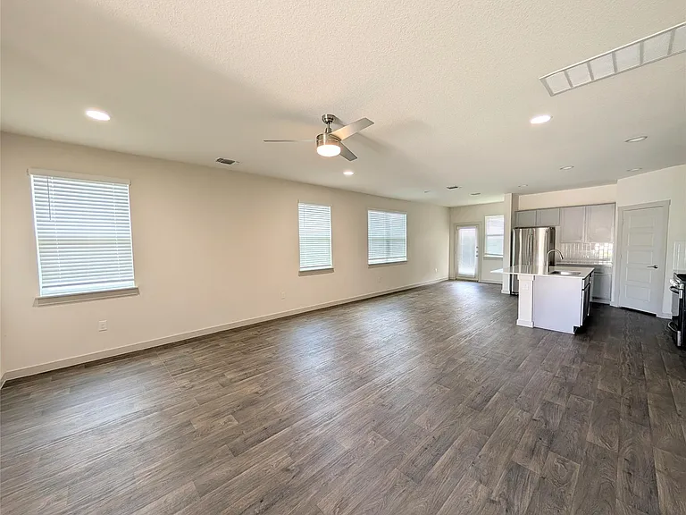 3704 Beechmont Dr — Photo 2