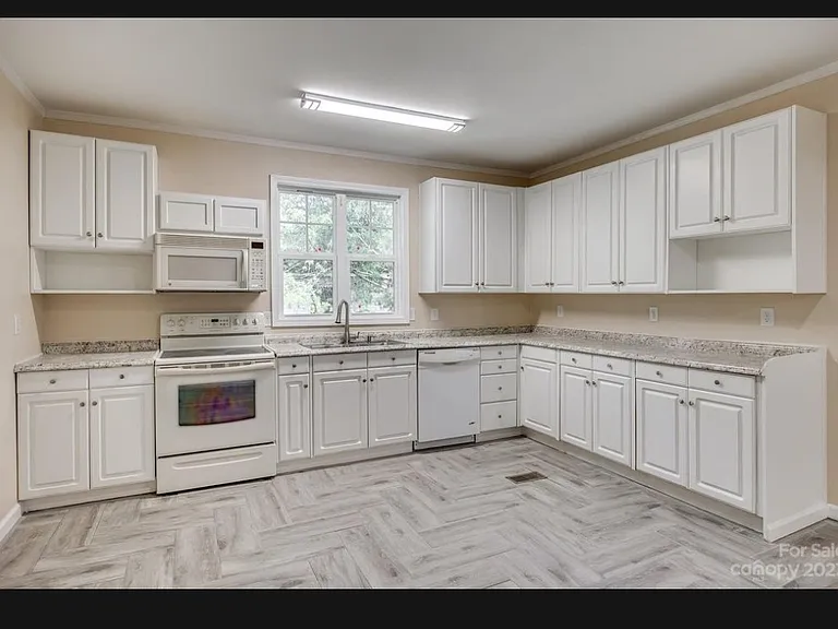 212 Price St — Photo 3