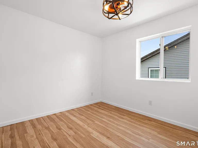 810 Brewster St — Photo 20