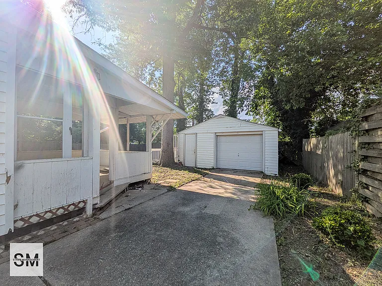 127 N Huron Dr — Photo 9