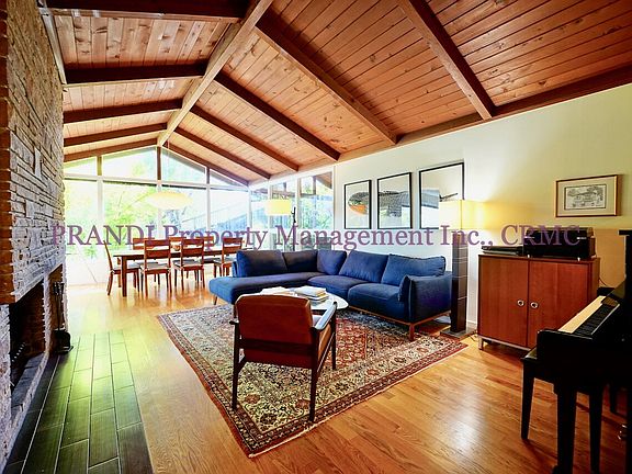 2nd image of 360 Vista Grande