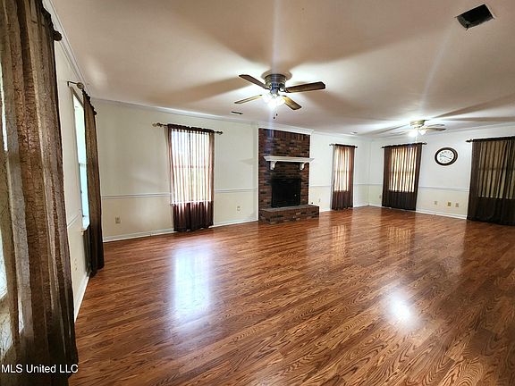 3rd image of 3850 Plum Point Dr E