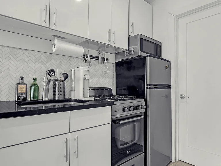 534 E 14th St #15 — Photo 9