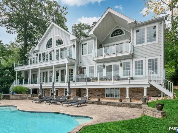 180 Pines Lake Dr E, Wayne, NJ 07470