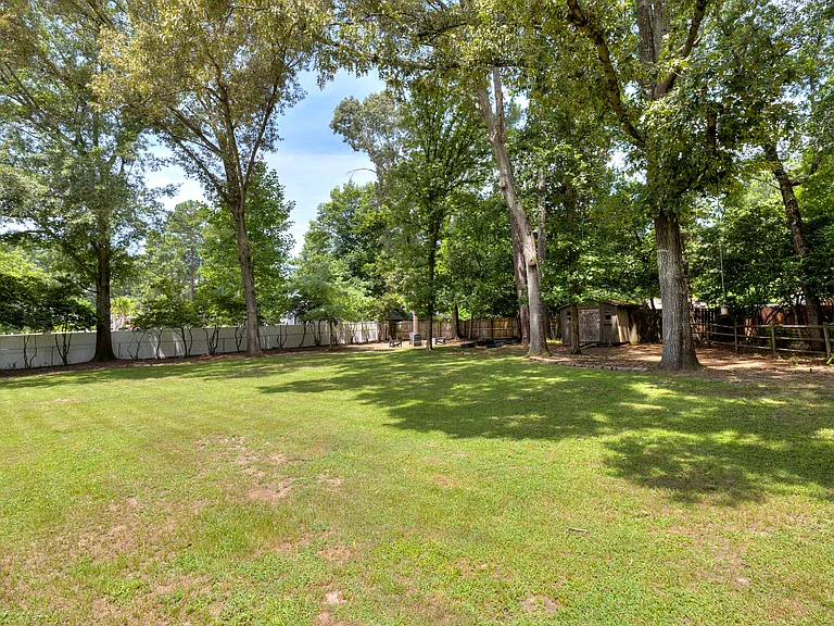 909 Club Ln — Photo 29