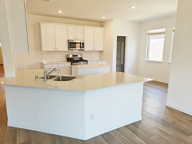 8404 Honeylocust St — Photo 5
