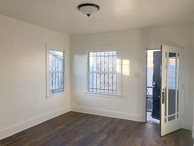 Entry/Living Room (windows no longer have bars, new photos coming soon)