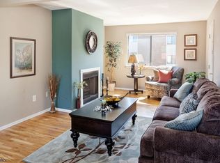 74 Oakwood Vlg APT 02, Flanders, NJ 07836