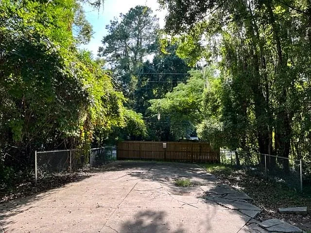1083 Sutor Rd — Photo 10