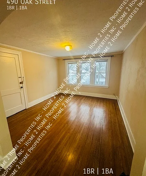 490 Oak St — Photo 2