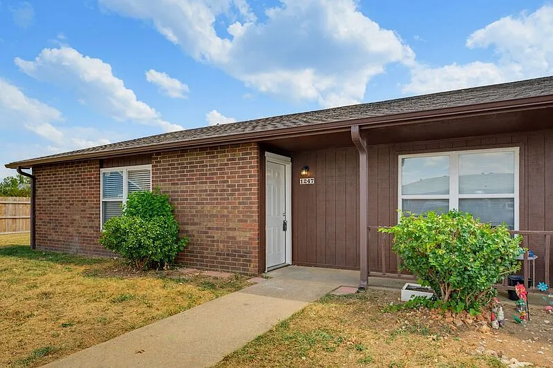2 bed, 1.0 bath, 900 sqft, $995 — Photo 2