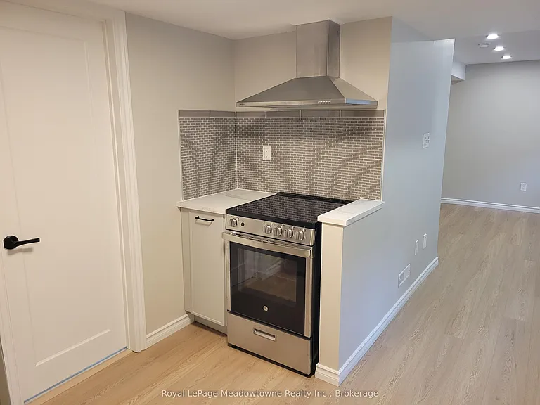 43 Dills Cres #BASEMENT — Photo 4