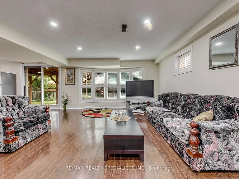 5486 Landsborough Ave — Photo 5
