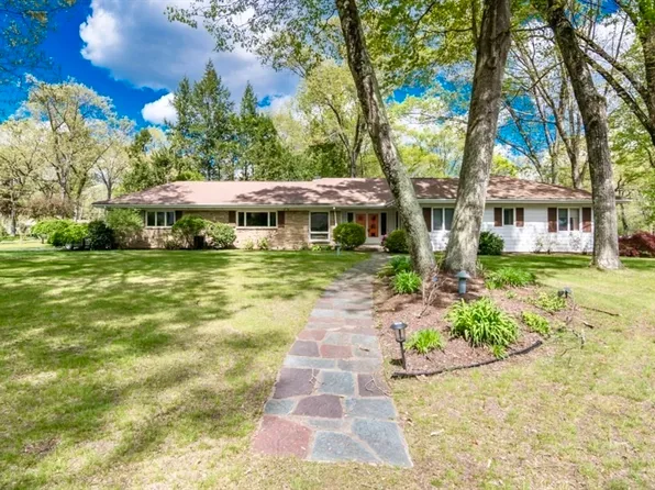 127 Magnolia Cir, Longmeadow, MA 01106