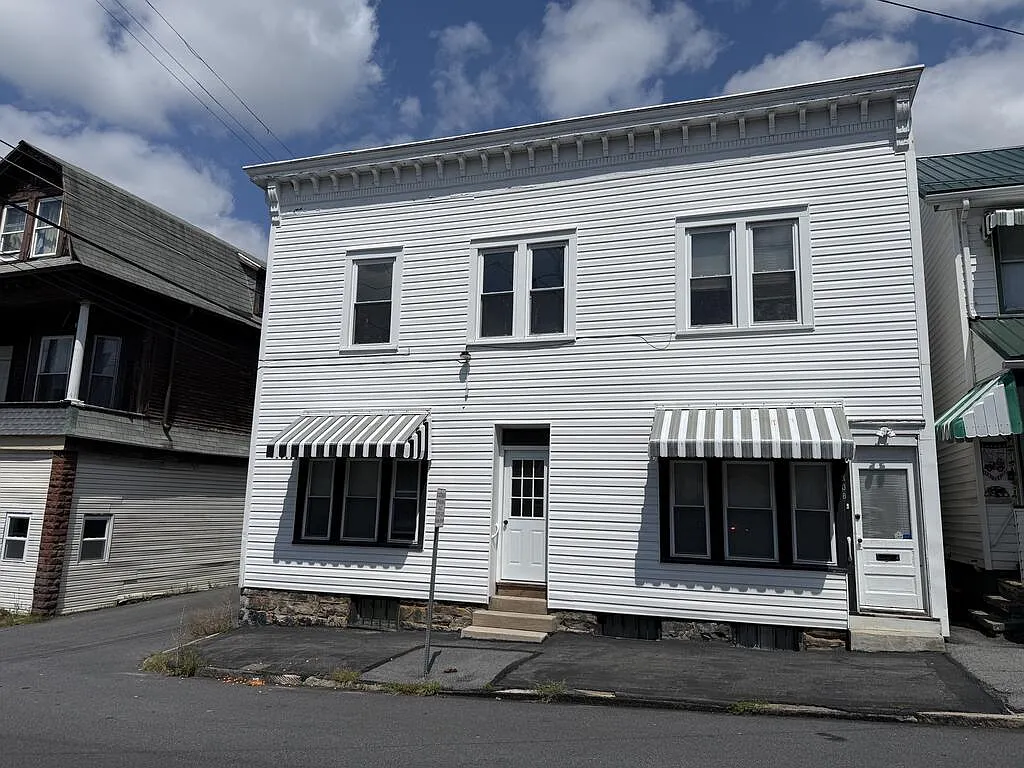 3 bed, 2.0 bath, 1800 sqft, $900 — Photo 1