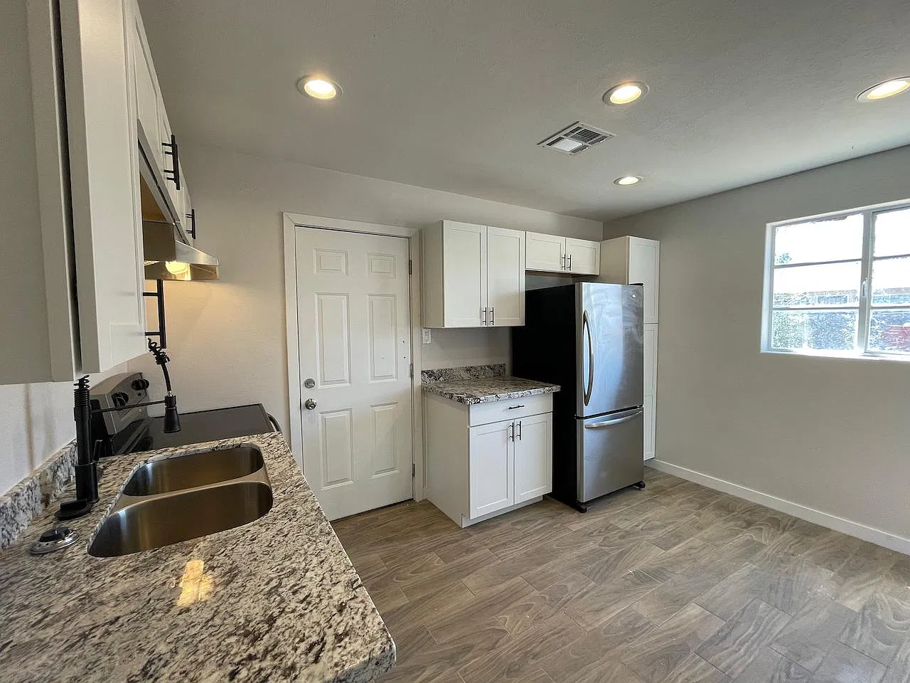 2 bed, 720 sqft, $1,350 — Photo 3