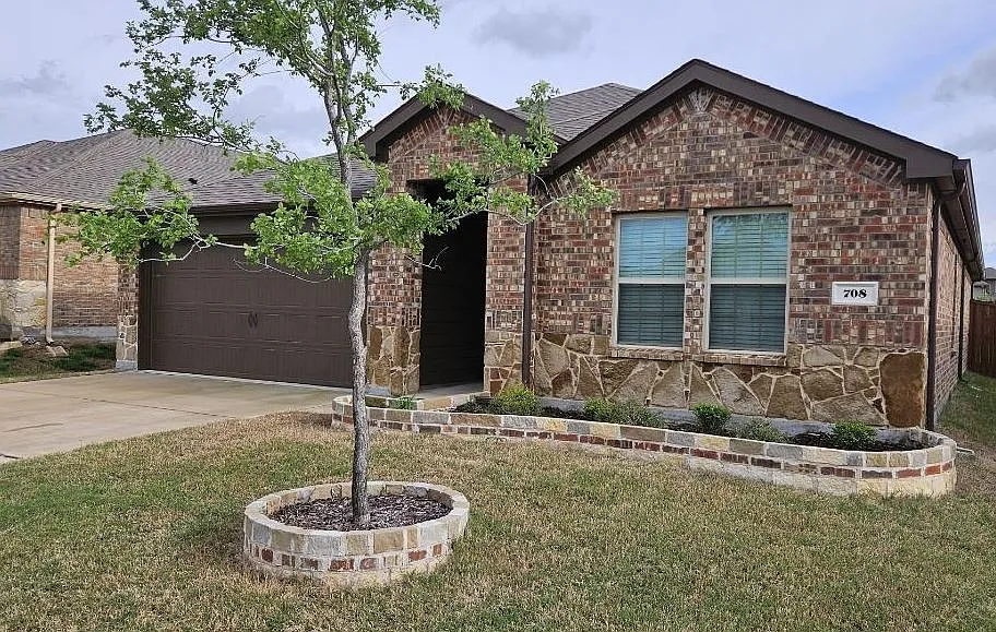 4 bed, 1836 sqft, $2,000 — Photo 2