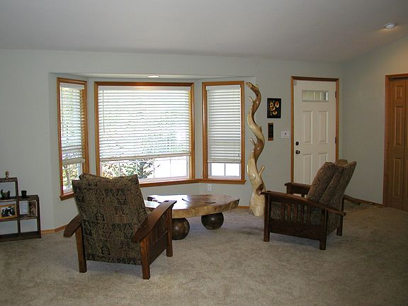 www.LamoureuxRealEstate.com