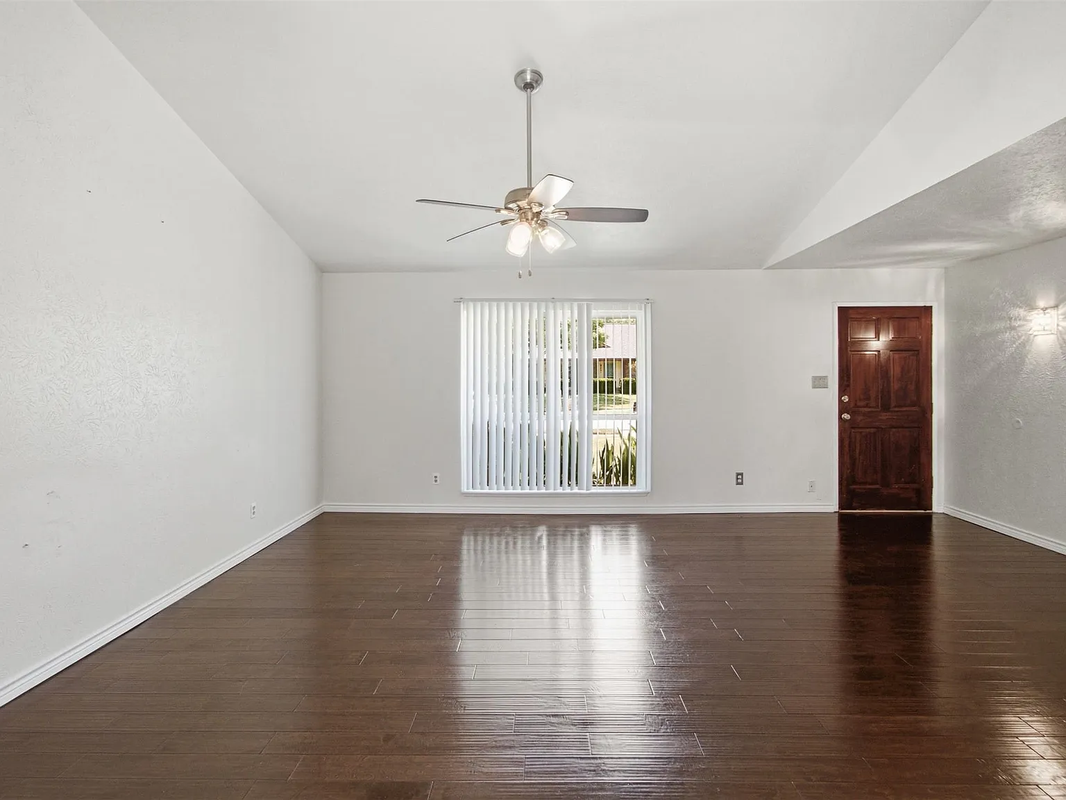 3 bed, 2.0 bath, 1479 sqft, $2,350 — Photo 4