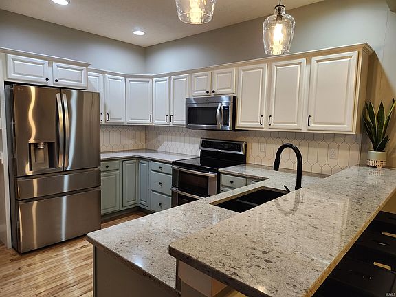 3rd image of 15430 Shakespeare Dr