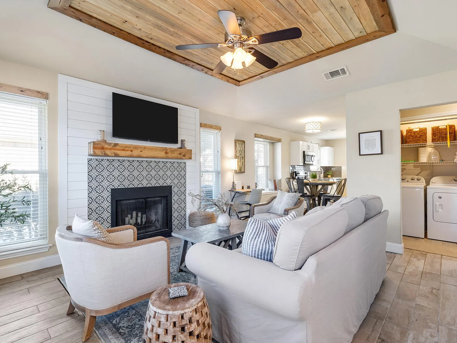 2918 Clover Ln — Photo 2