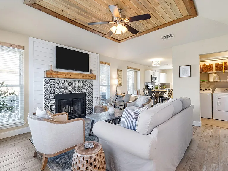 2918 Clover Ln — Photo 2