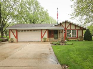 W253S4576 Meadow View Dr, Waukesha, WI 53189
