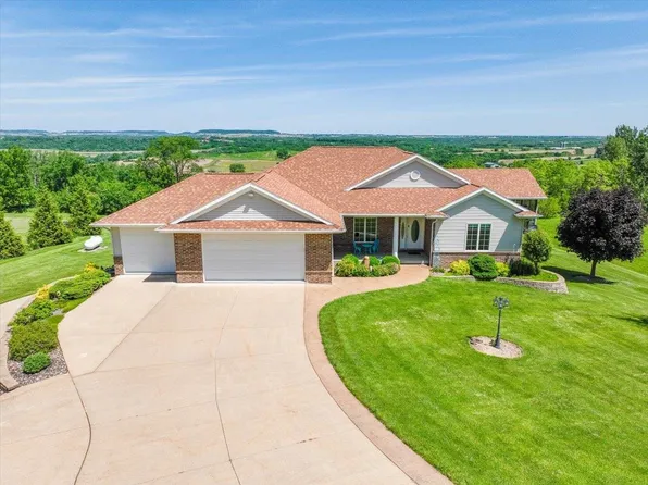 15442 Stacie Ct, Dubuque, IA 52002