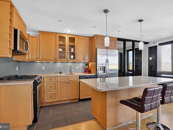5th image of 1601 18th St NW APT 1001