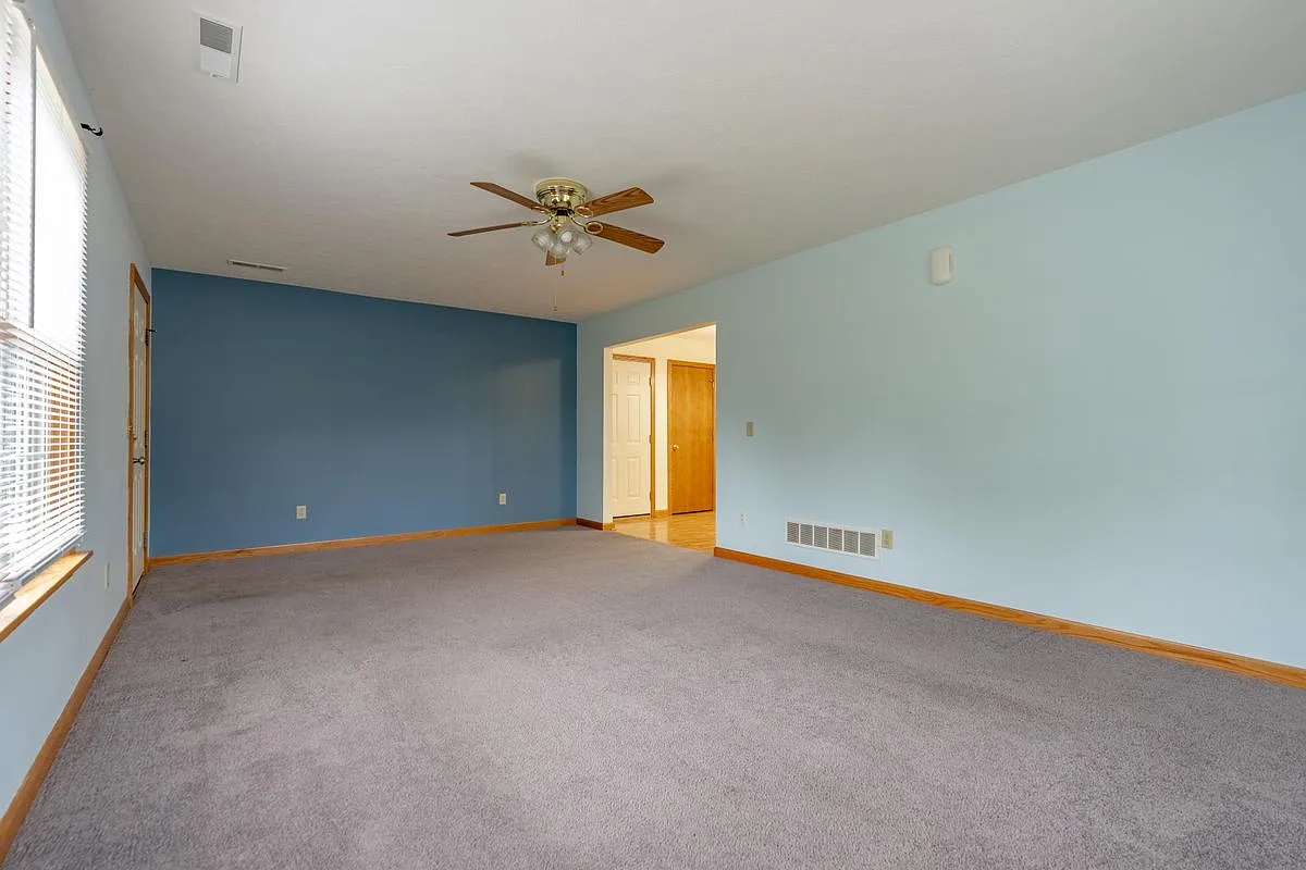 2 bed, 1.0 bath, 1144 sqft, $1,300 — Photo 2