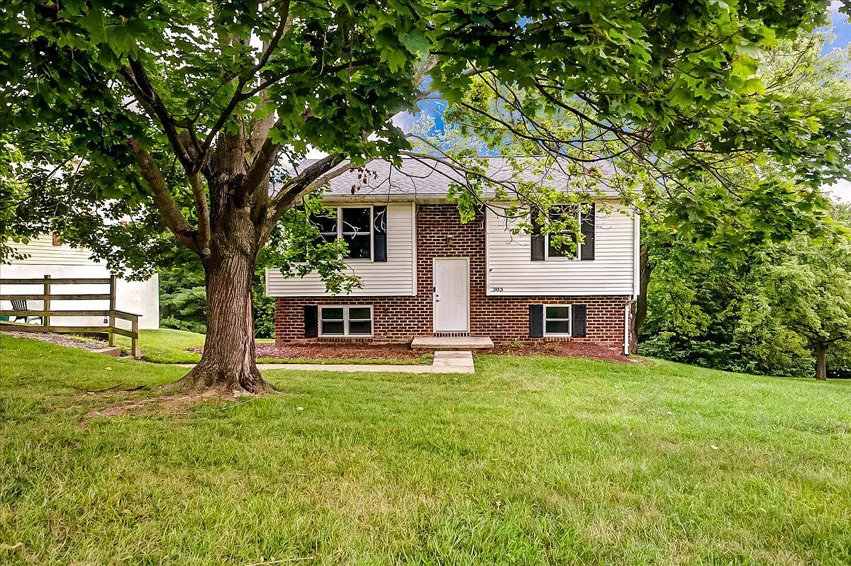 4 bed, 1.5 bath, 1220 sqft, $2,300 — Photo 1