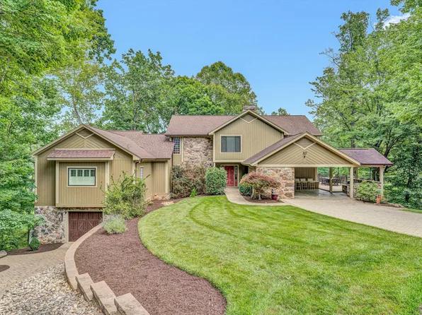 200 Fairway Dr, Penhook, VA 24137