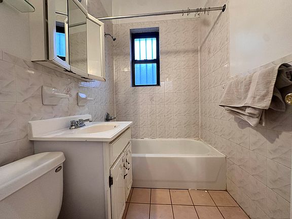 3rd image of 41 W 64th St #5D