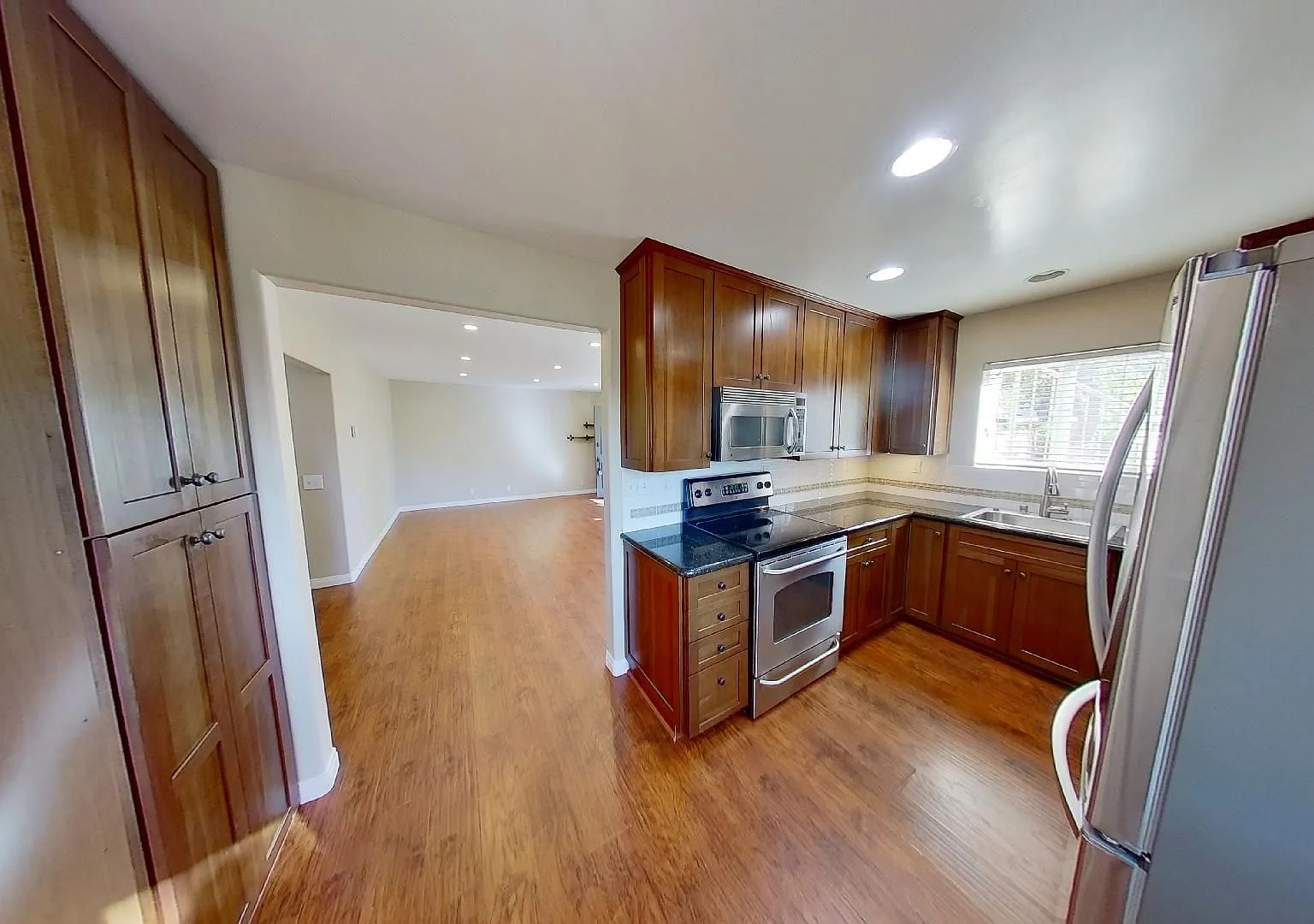 Spacious 2 Bed / 2 Bath Uptown Santa Barbara Condo - Laundry + pet friendly! — Photo 3