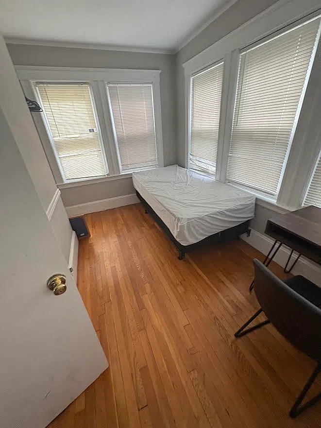 6 bed, $1,000 — Photo 2