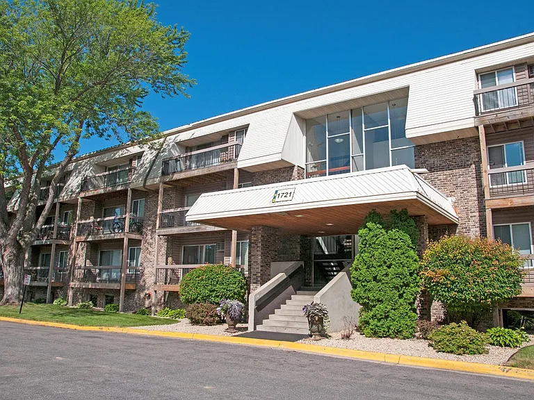 Burnsville Parkway Apartments — Photo 12