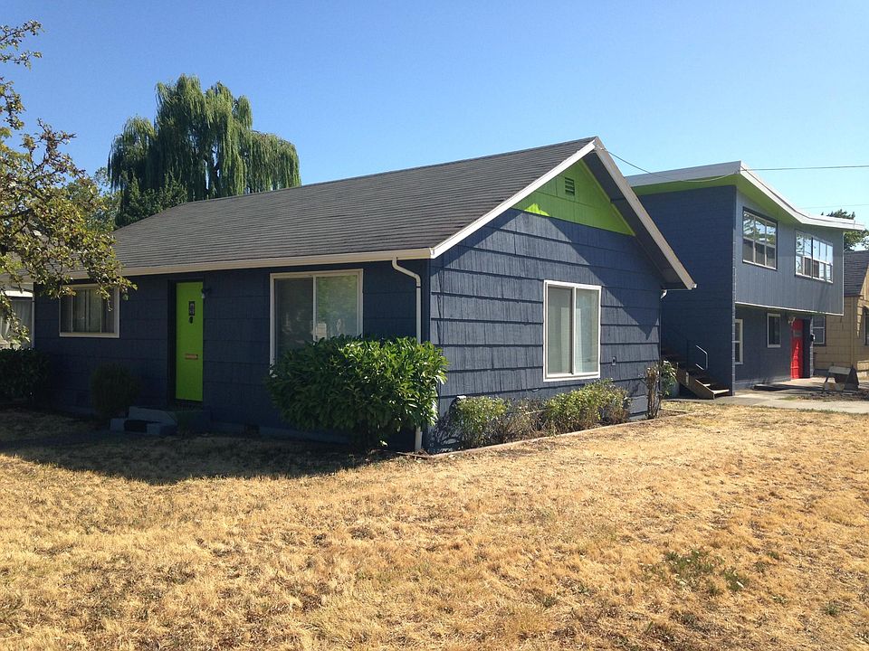 Cute campus two bedroom house with only 9 month lease!