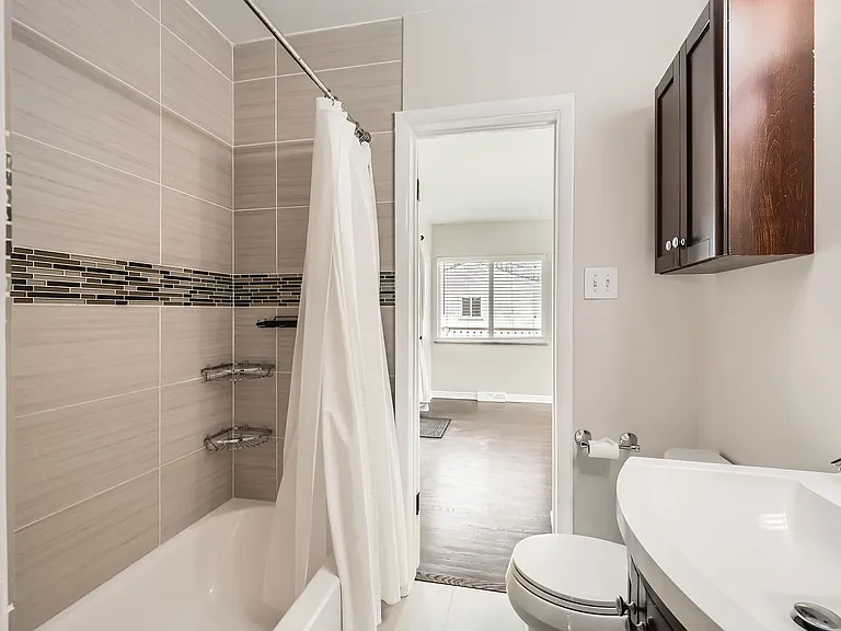 2210 S Clarkson St — Photo 13