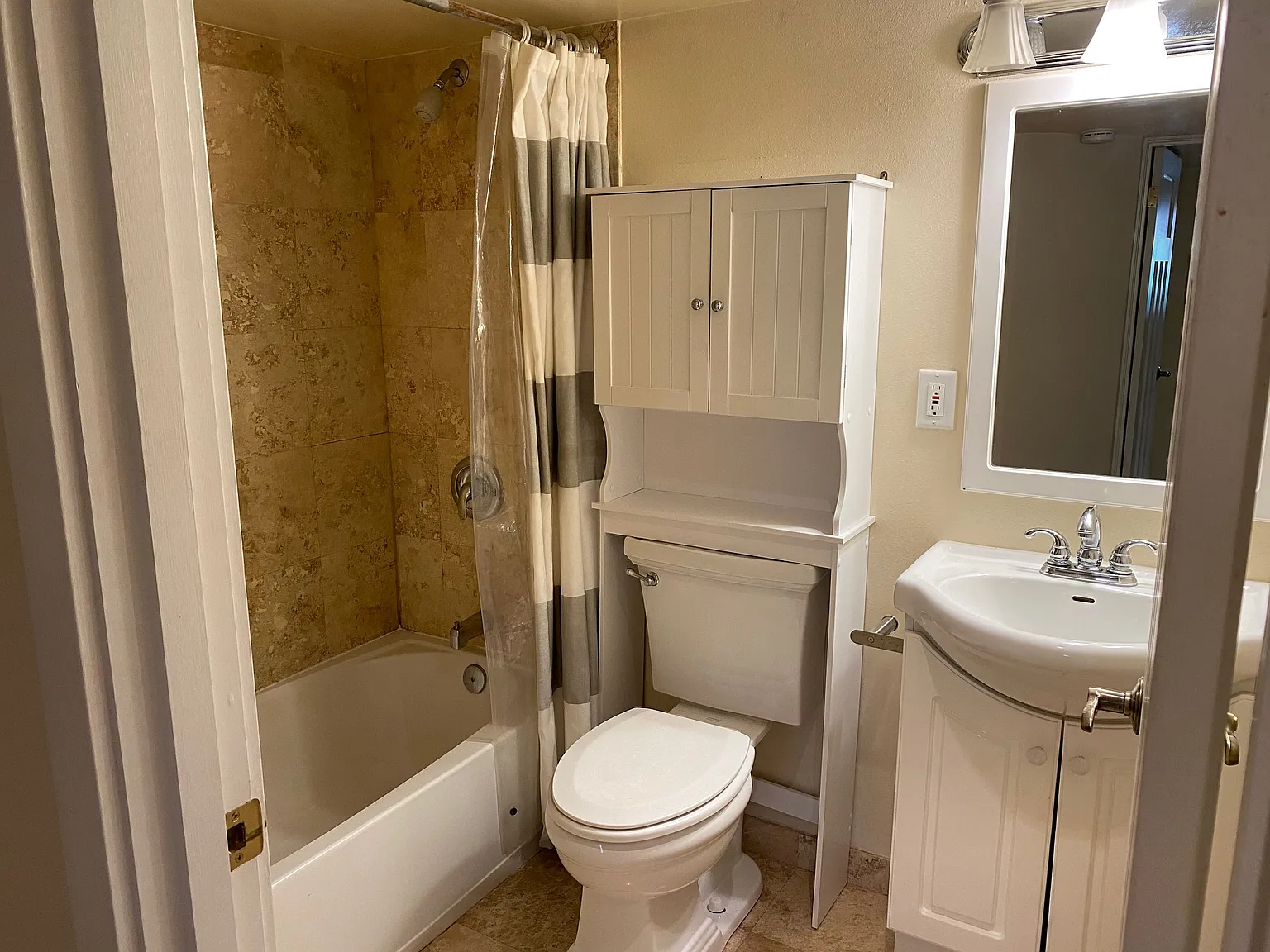519 W McGraw St — Photo 2