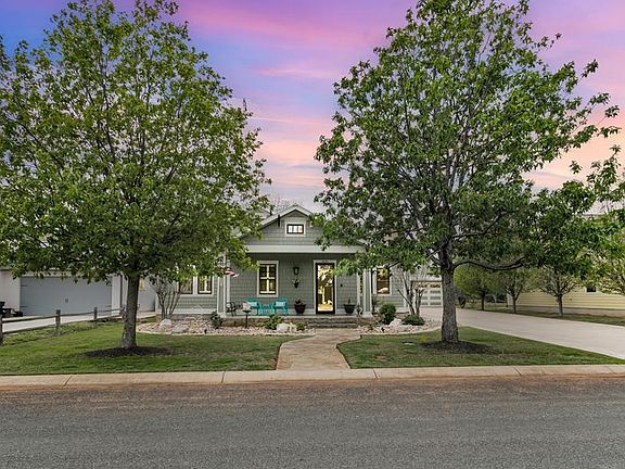 2nd image of 909 Hawthorn Ln