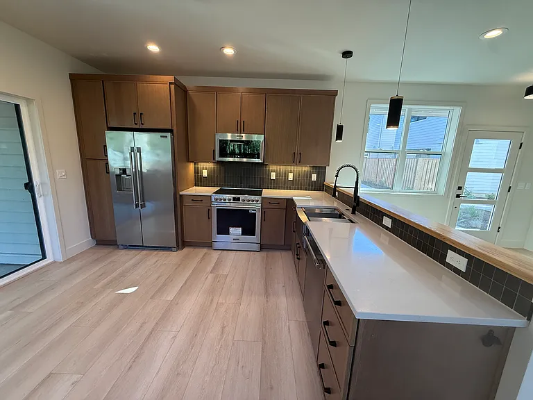Kitchen, other view.