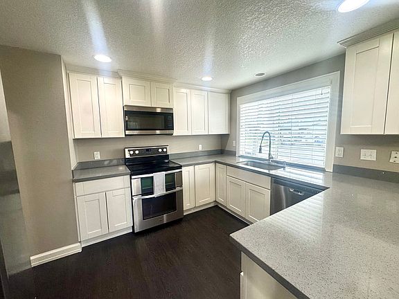 4th image of 604 SE Olympia Dr #604