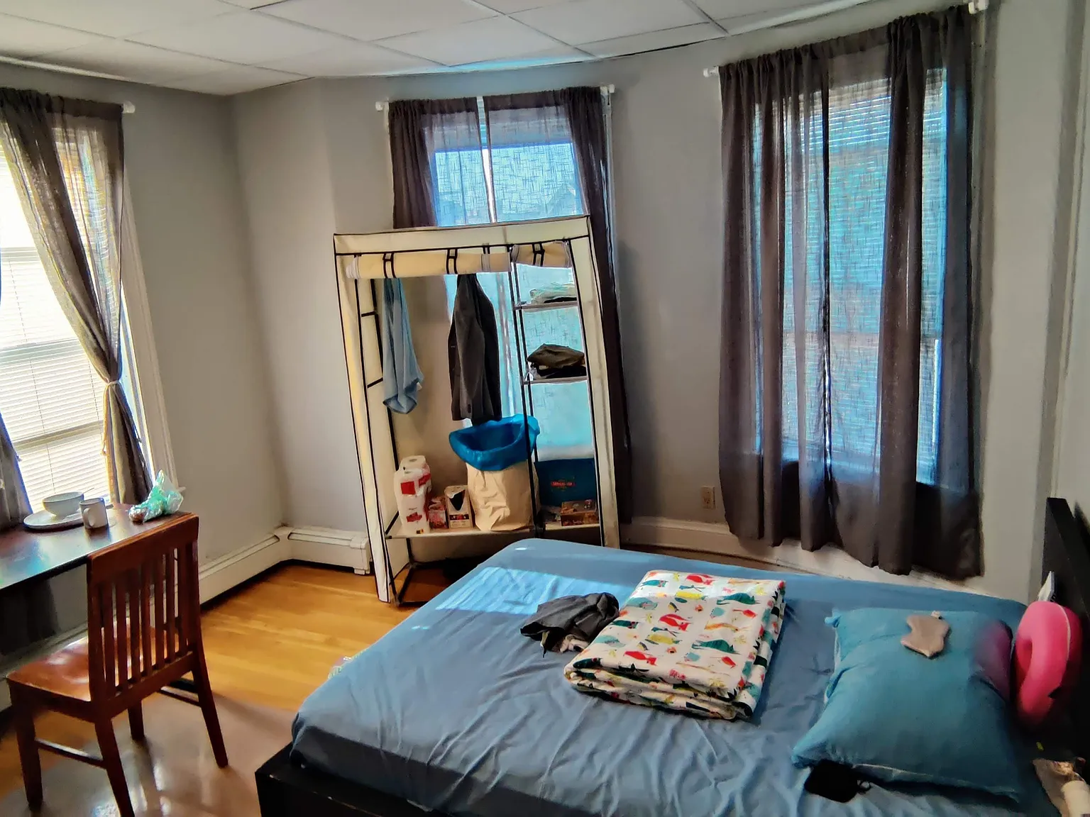 5 bed, 1.5 bath, 9999 sqft, $1,300 — Photo 2