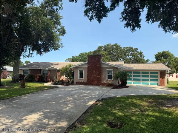 330 Sassafras Ave, Sebring, FL 33870