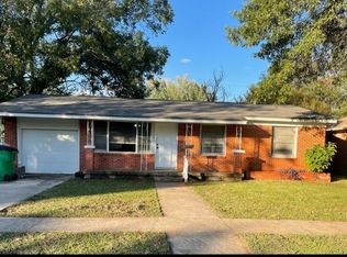 1703 E Garnett St, Gainesville, TX 76240