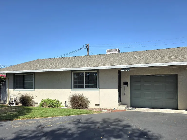422 N Acacia Ave — Photo 1