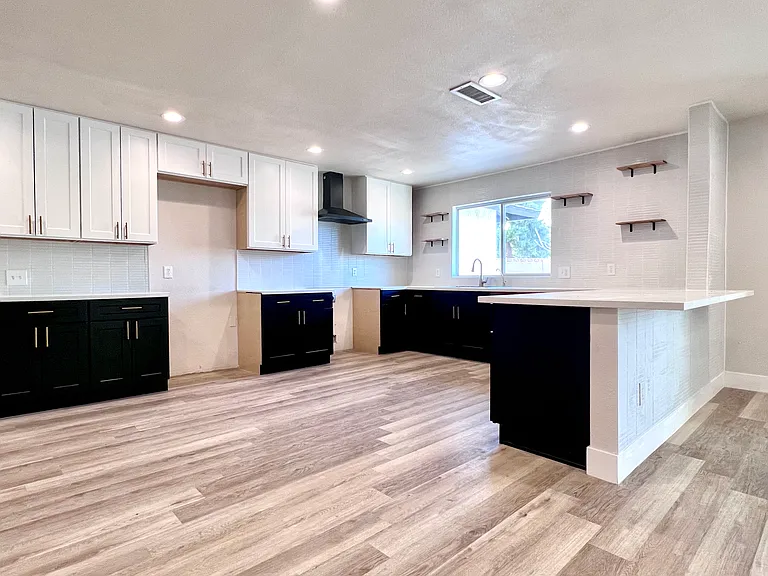 3145 Duneville St — Photo 2