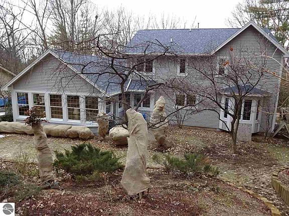 3rd image of 6699 Franklin Woods Dr